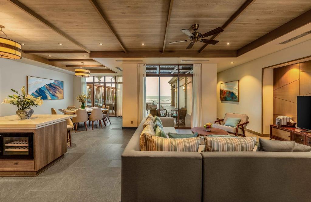 Five Bedroom Beachfront Villa with Private Pool – Spa Inclusive