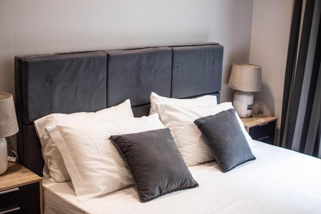 Postel nebo postele na pokoji v ubytování Furla Apartments Athens