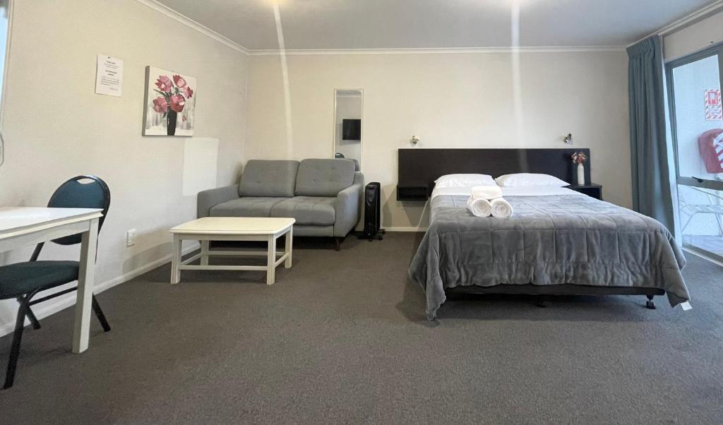 Postel nebo postele na pokoji v ubytování Alcala Motor Lodge