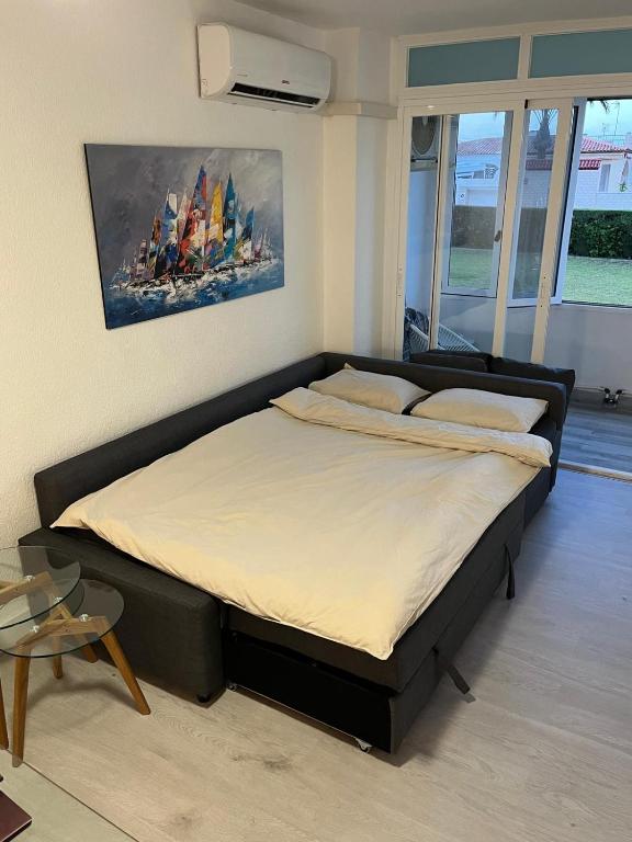 Postel nebo postele na pokoji v ubytování Sea View Apartment Beach Front Punta Prima