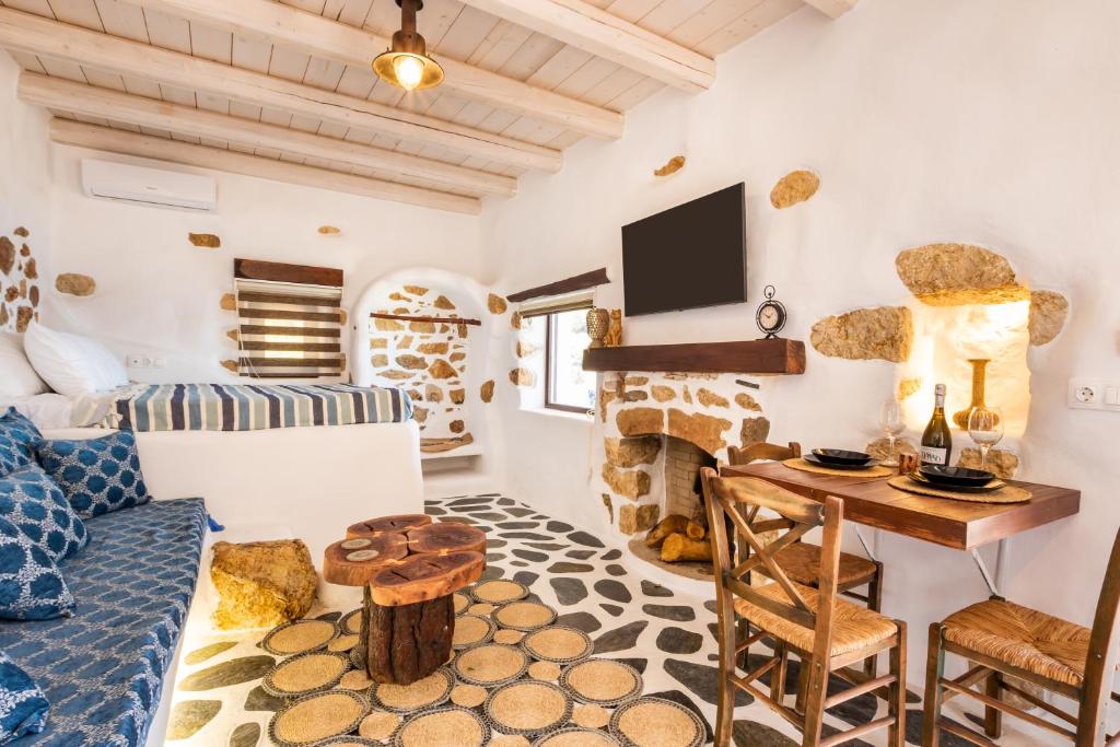 TV a/nebo společenská místnost v ubytování Aegean View Villa