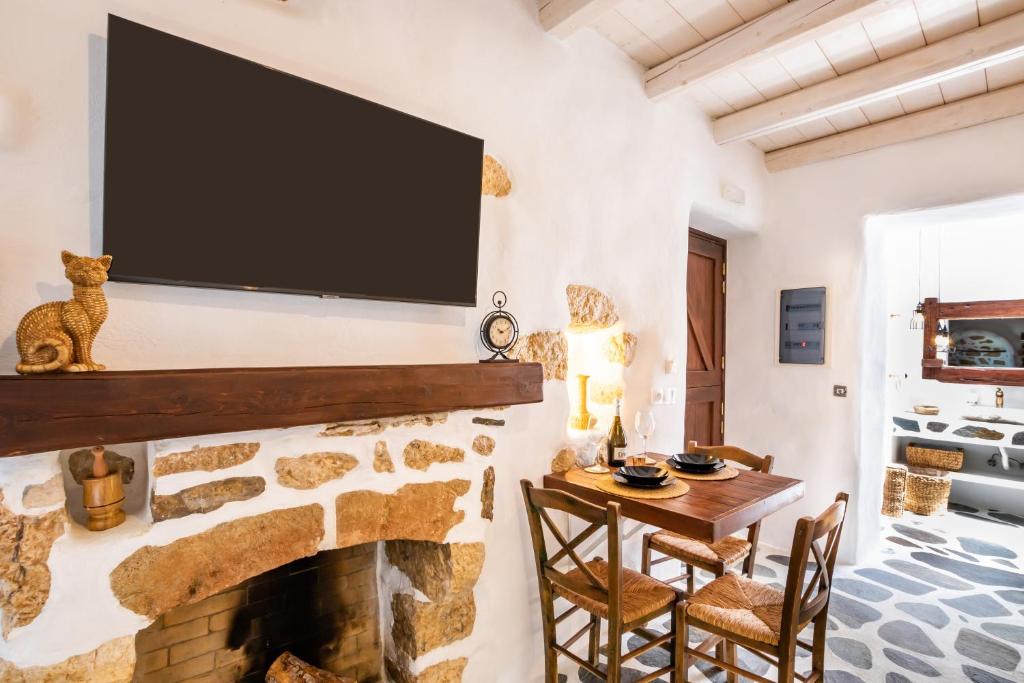 TV a/nebo společenská místnost v ubytování Aegean View Villa