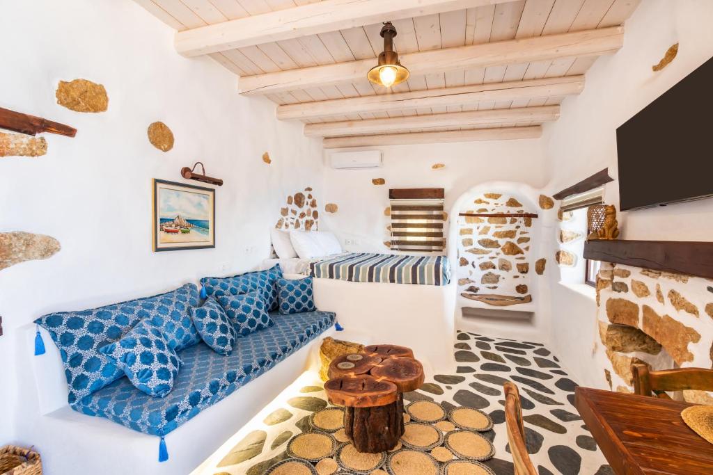 TV a/nebo společenská místnost v ubytování Aegean View Villa