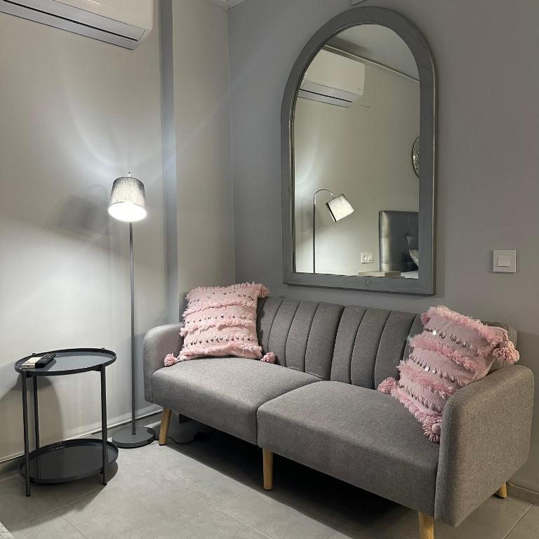 a living room with a couch and a mirror at Bonito Loft en el centro de Matalascañas in Matalascañas