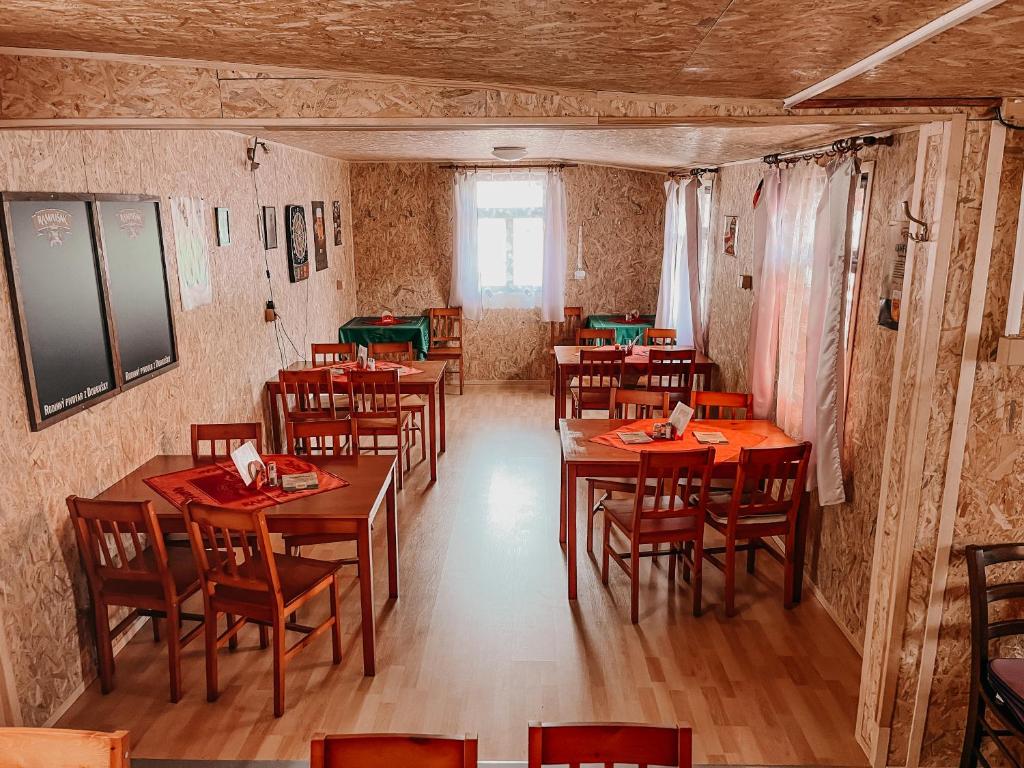 Posezení v ubytování Karavan 1 v areálu Koupaliště Bystré v Orlických horách