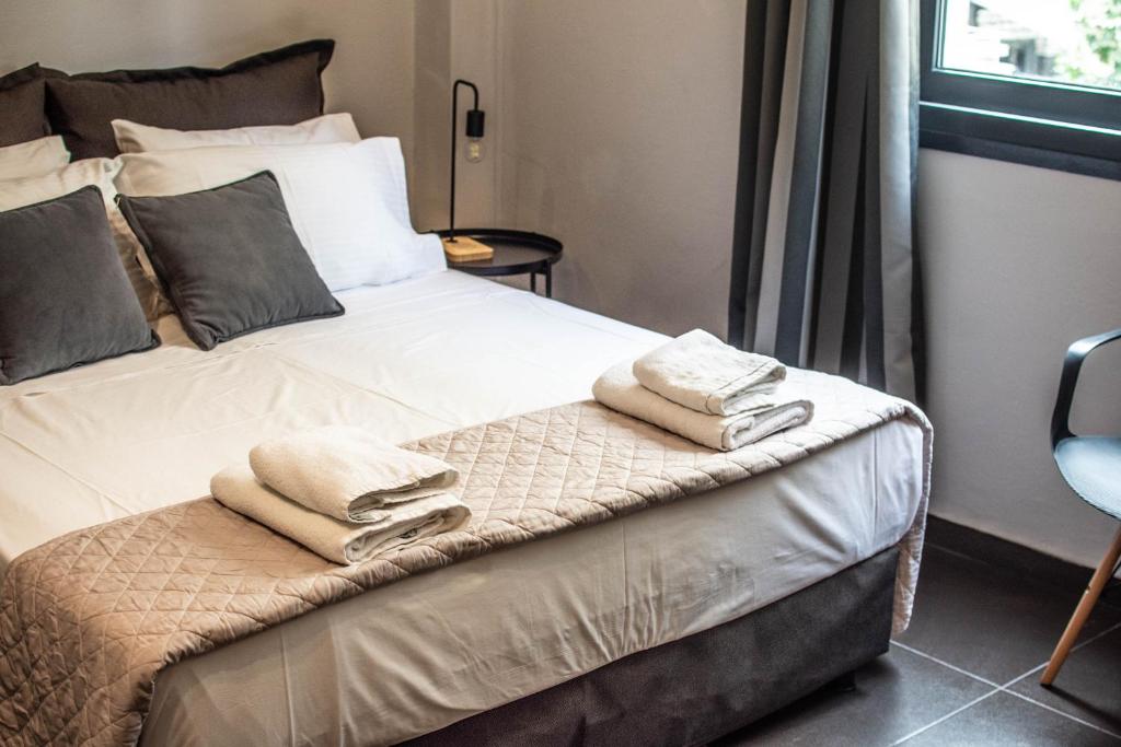 Postel nebo postele na pokoji v ubytování Furla Apartments Athens