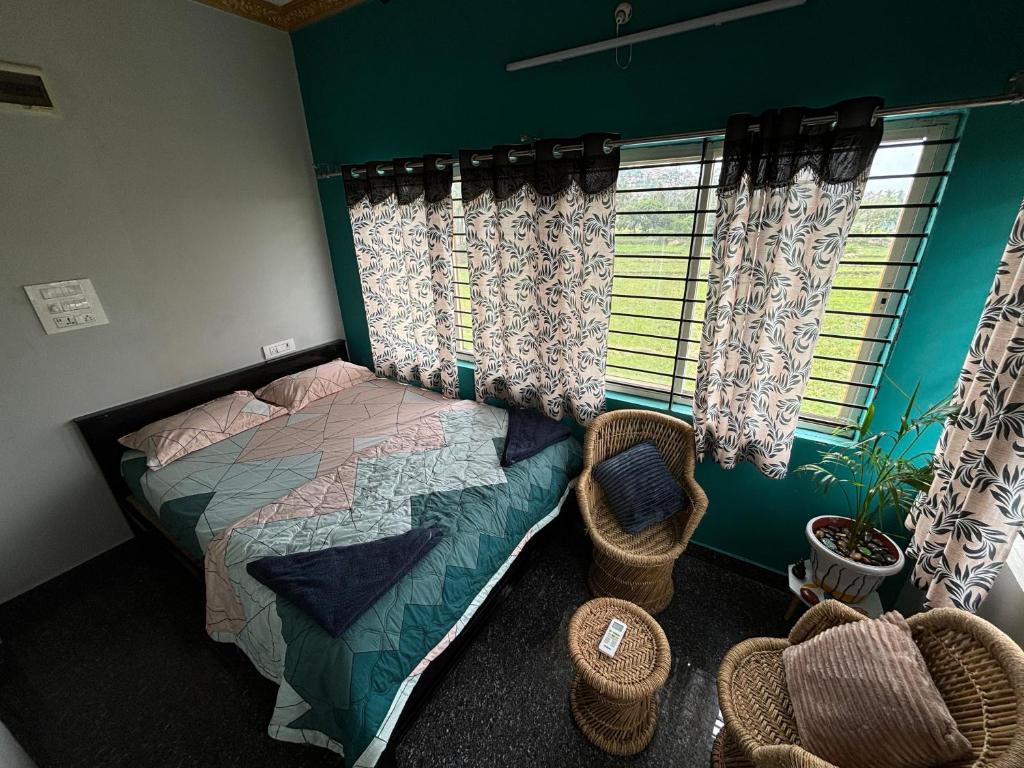 Postel nebo postele na pokoji v ubytování Cocogreen Hampi