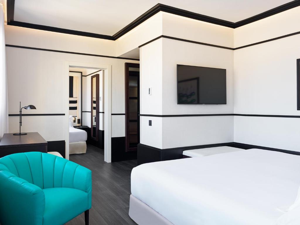 
Family Room (2 Adults + 2 Children)
