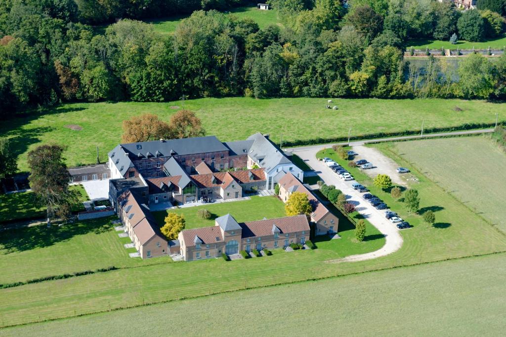 una vista aérea de una casa grande con patio en Aparthotel Le Manoir du Capitaine, en Feluy