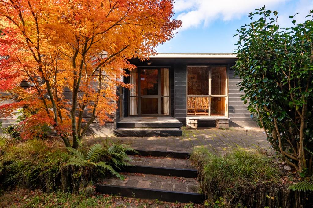 Vườn quanh Lake View Lodge - Taupo Holiday Home