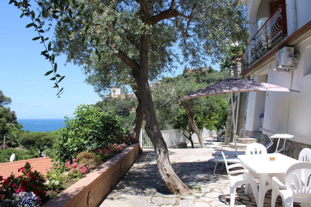 un patio avec une table et un parasol dans l'établissement LA CASETTA DI ASIA, à Vico Equense