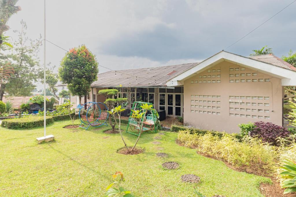 Zahrada ubytování RedDoorz at House Of Dirga Cisarua Puncak