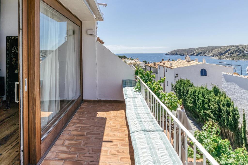カダケスにあるDesigner House With Panoramic viewsの海の景色を望む家のバルコニー
