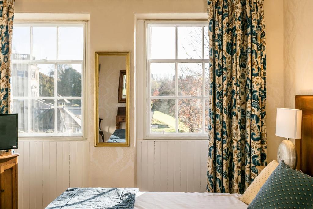 Postel nebo postele na pokoji v ubytování Ednam House Hotel