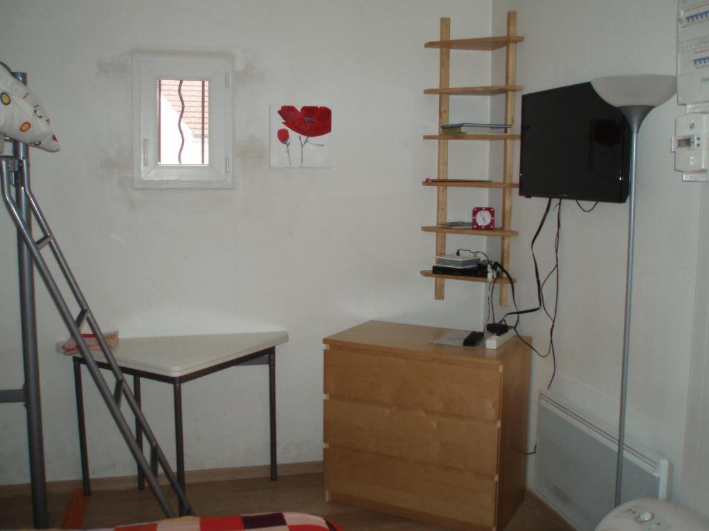 TV a/nebo společenská místnost v ubytování Studio Dijon entre fac hopital et centre