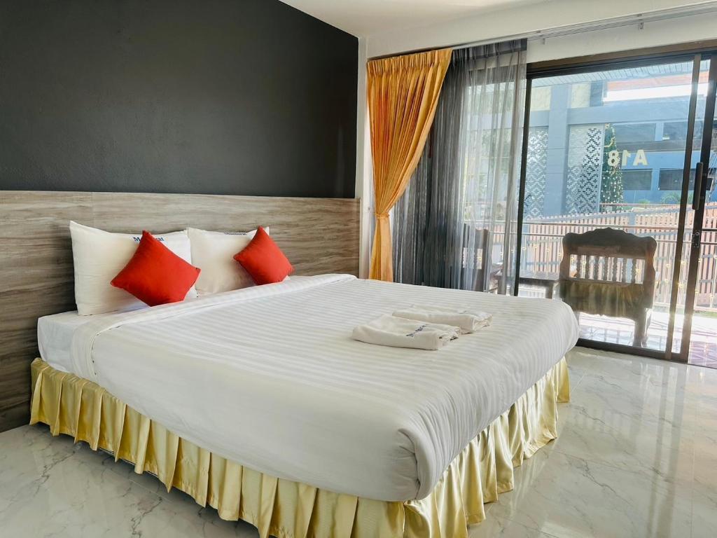 
King Room with Pool View
