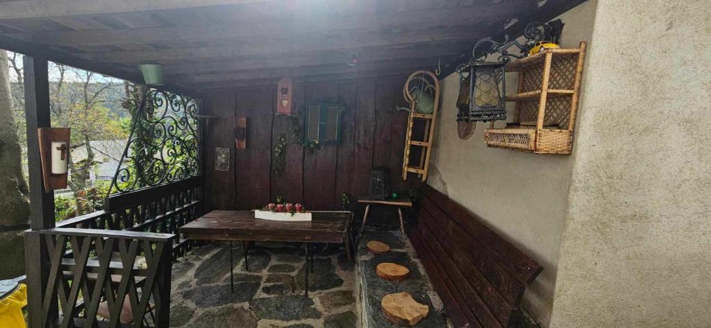 Rõdu või terrass majutusasutuses Hütte auf 1000m Höhe in Mönichkirchen.