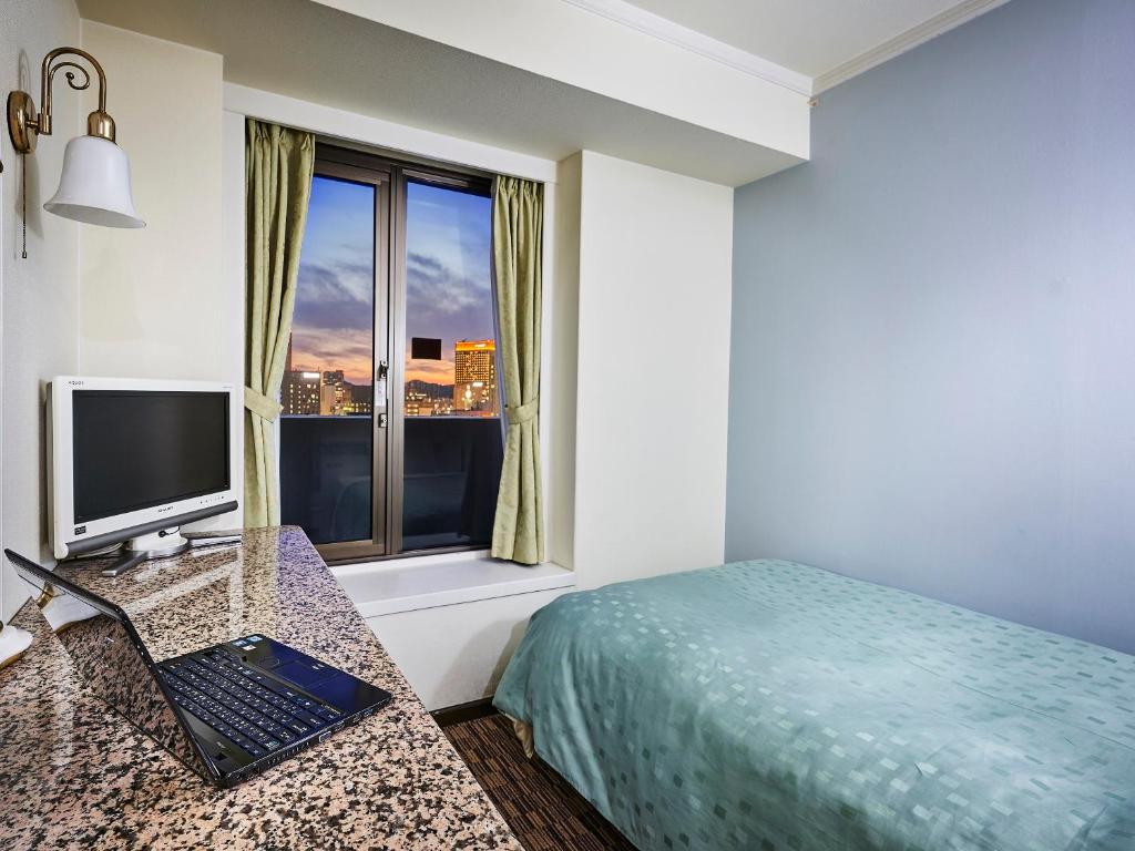 TV a/nebo společenská místnost v ubytování Kobe Sannomiya Union Hotel