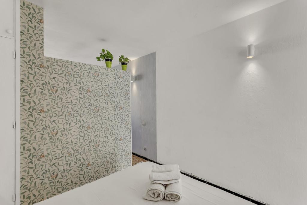 un par de zapatos sentados en una cama en un baño en Apartamento Con Encanto, en Maspalomas