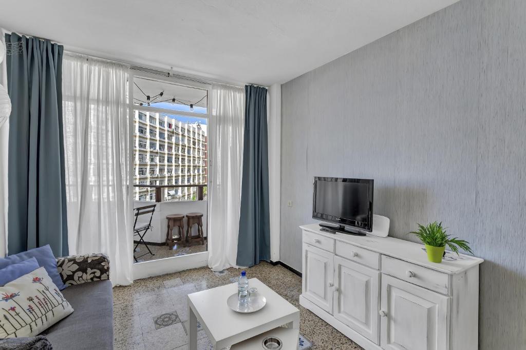 sala de estar con TV en un tocador en Apartamento Con Encanto, en Maspalomas