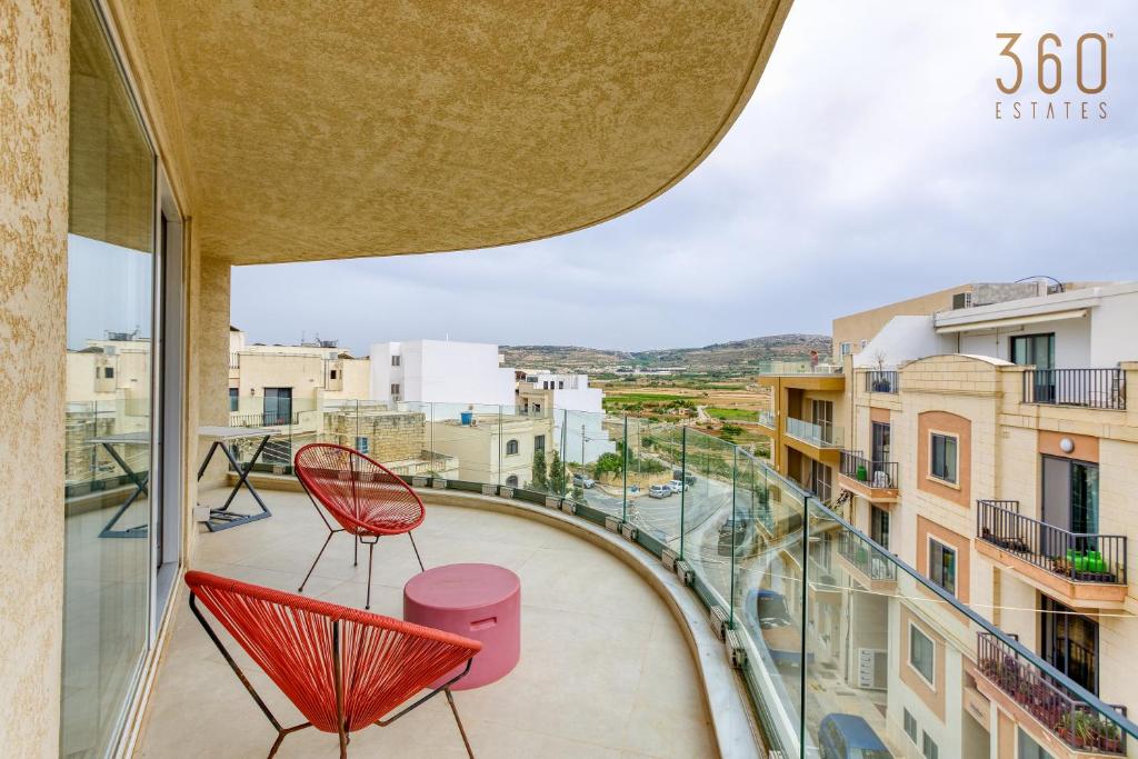 Balkón nebo terasa v ubytování Spacious & Modern 3BR home with Terrace in Mġarr by 360 Estates