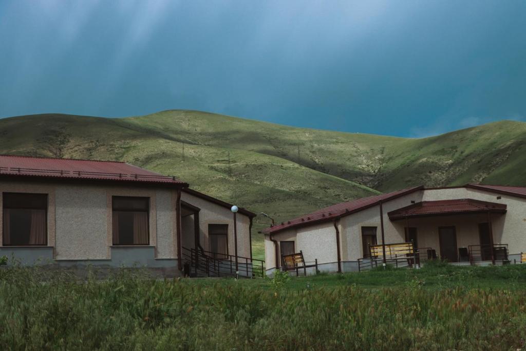 Nespecifikovaný výhled na hory nebo výhled na hory při pohledu z hotelu