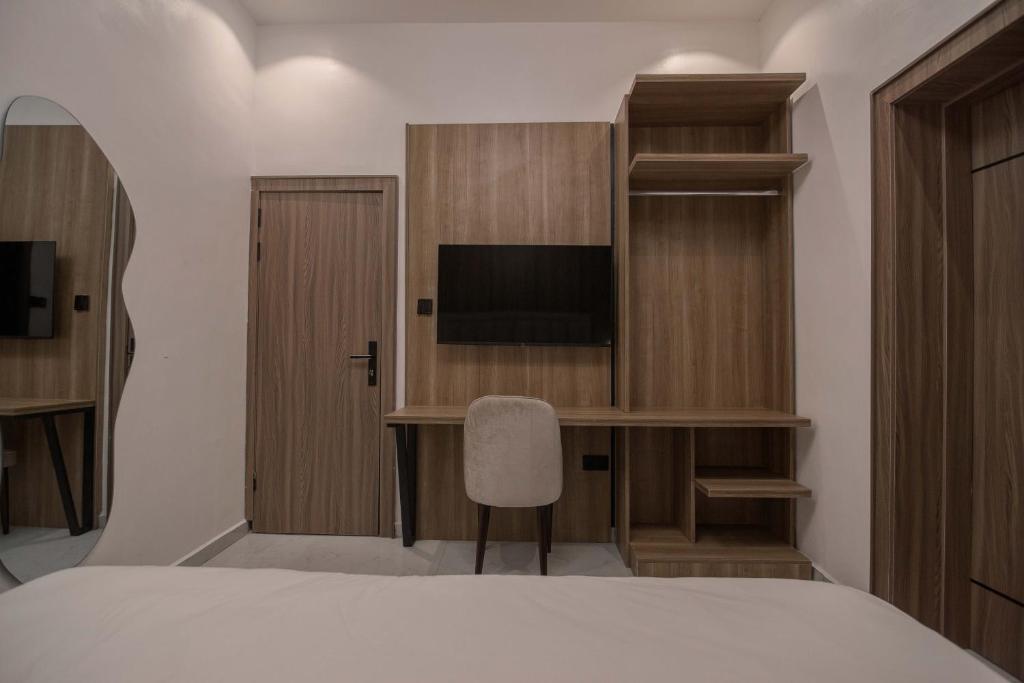 TV a/nebo společenská místnost v ubytování One90 Apartment