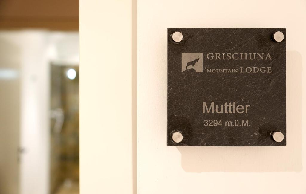 Certifikát, hodnocení, plakát nebo jiný dokument vystavený v ubytování Grischuna Mountain Lodge