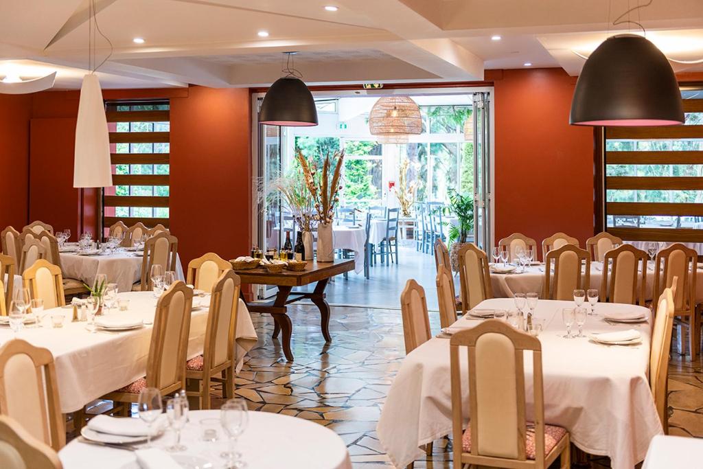 Restaurant ou autre lieu de restauration dans l'établissement Domaine La Gentilhommière