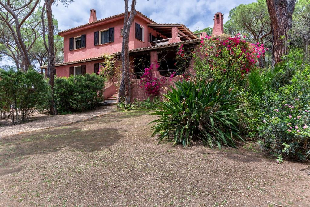 a pink house with flowers in front of it at Holiday Home Le Sirene in Fort Village