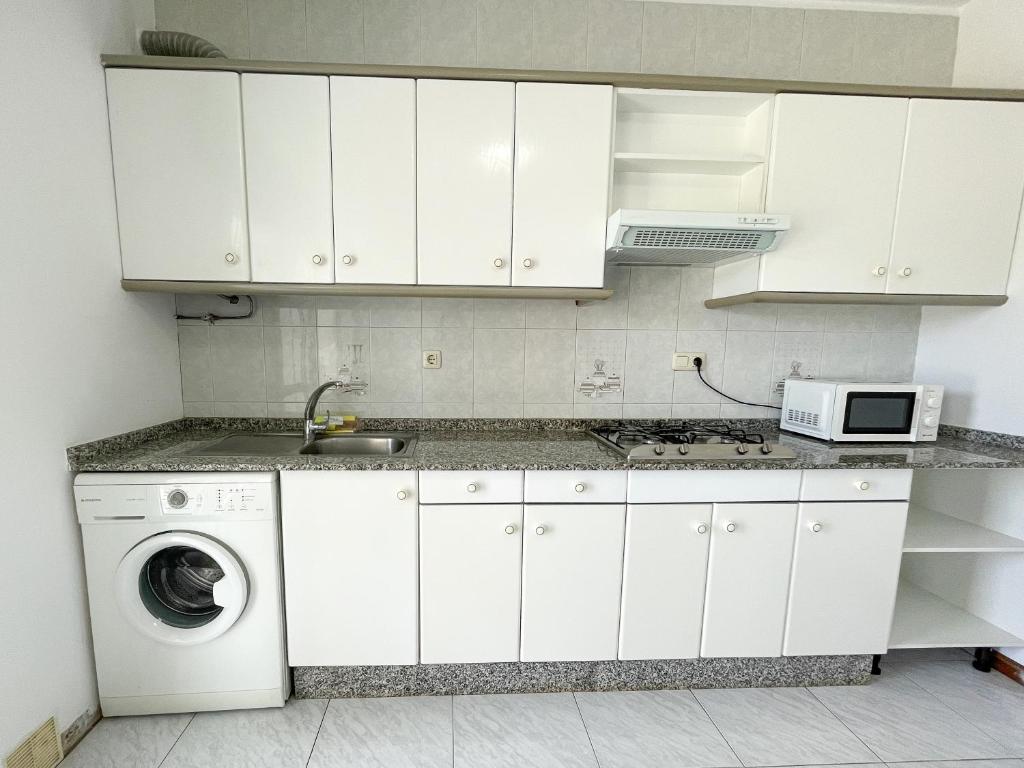 A kitchen or kitchenette at Apartamentos Revo Salinas 3000