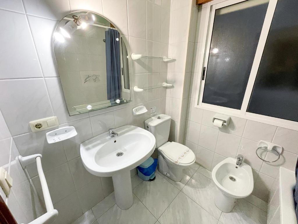 A bathroom at Apartamentos Revo Salinas 3000