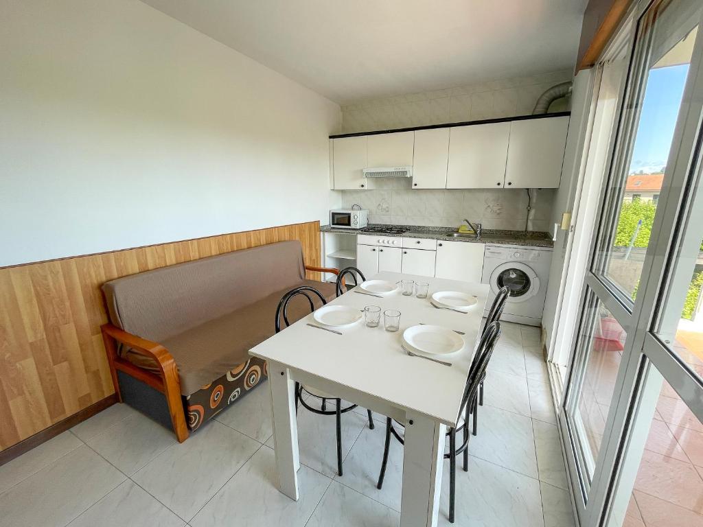 A kitchen or kitchenette at Apartamentos Revo Salinas 3000