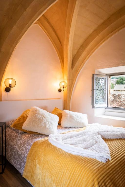 - une chambre avec un lit et un plafond voûté dans l'établissement L'intimiste - Place de La Liberté, à Sarlat-la-Canéda