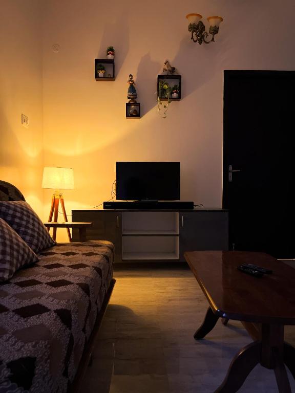 TV a/nebo společenská místnost v ubytování Payaringal House