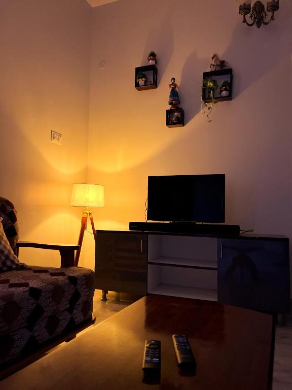 TV a/nebo společenská místnost v ubytování Payaringal House