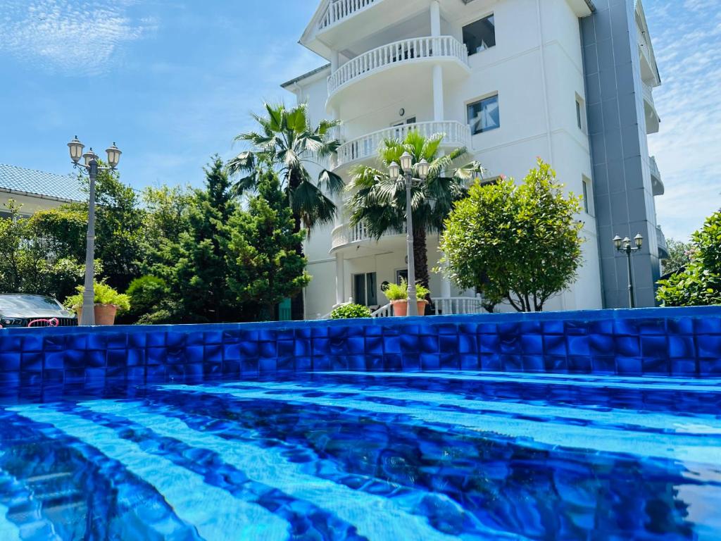 Bazén v ubytování Claude Monet beach hotel nebo v jeho okolí
