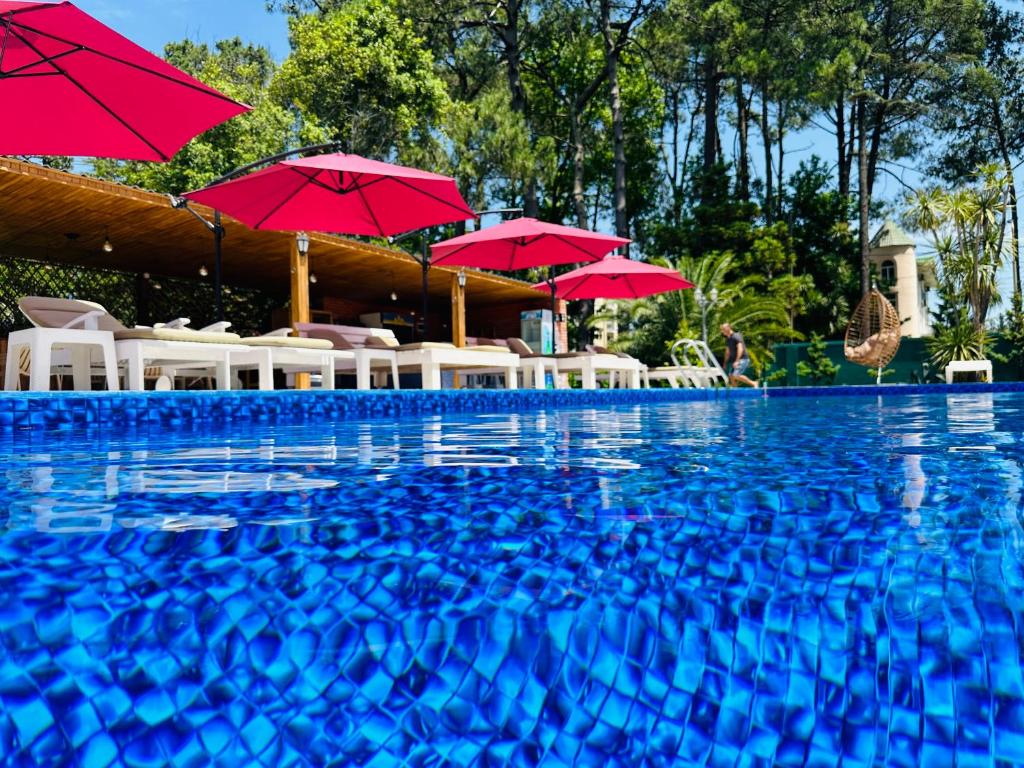 Bazén v ubytování Claude Monet beach hotel nebo v jeho okolí