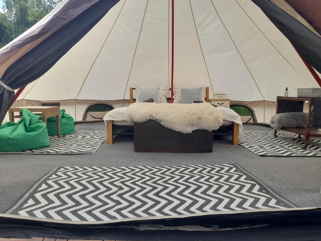 tenda con tavolo, sedie e tappeto di Glamping na samotě u lesa a Bechyně