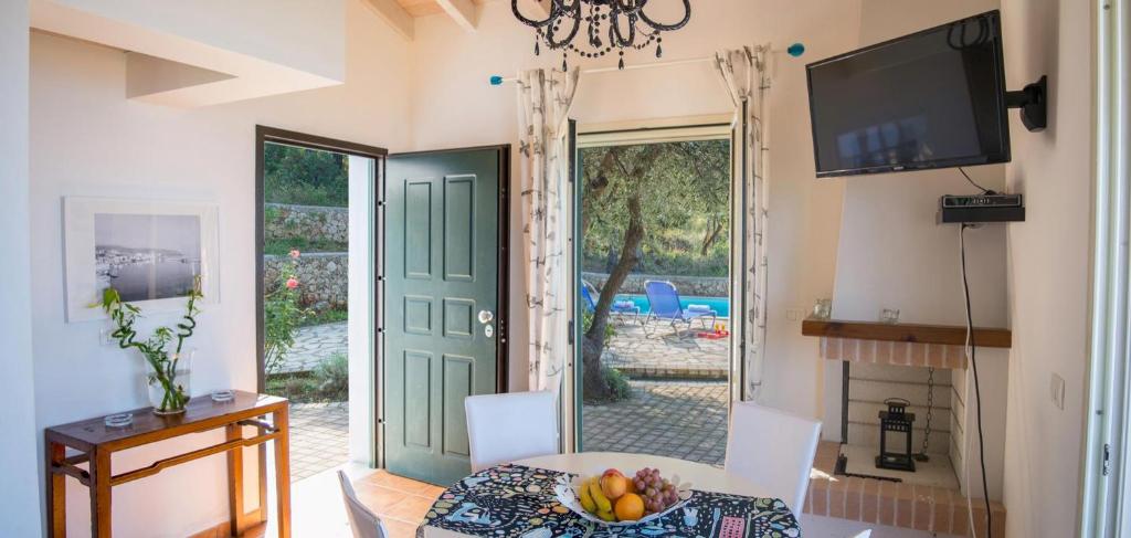 Televízia a/alebo spoločenská miestnosť v ubytovaní Agios Nikitas Nature Villas