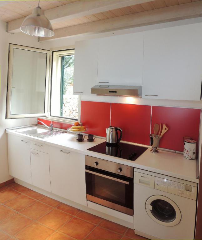 Kuchyňa alebo kuchynka v ubytovaní Agios Nikitas Nature Villas