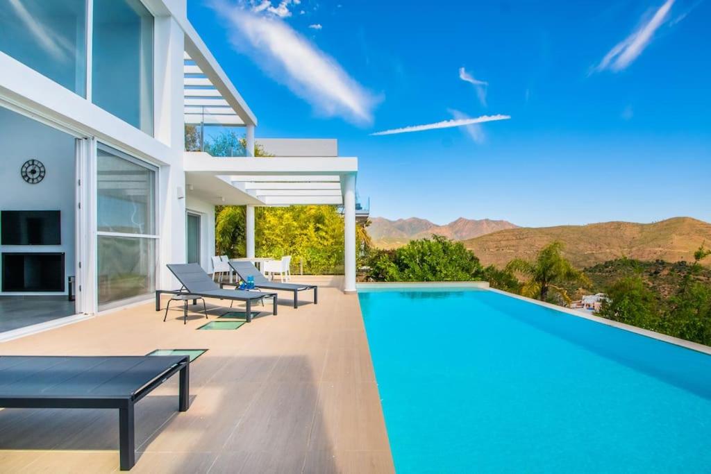 New Modern Villa Elviria, Mairena Pool BBQ&Views