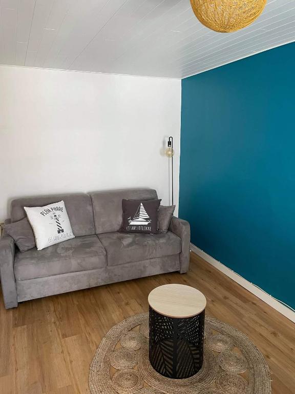 un salon avec un canapé et une table dans l'établissement Charmant studio en hyper centre, à Les Sables-dʼOlonne