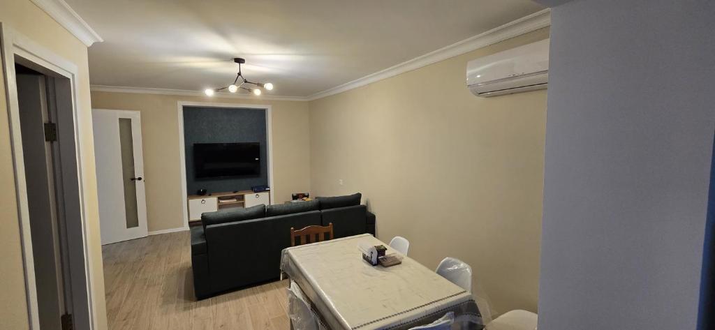 TV a/nebo společenská místnost v ubytování Room 25