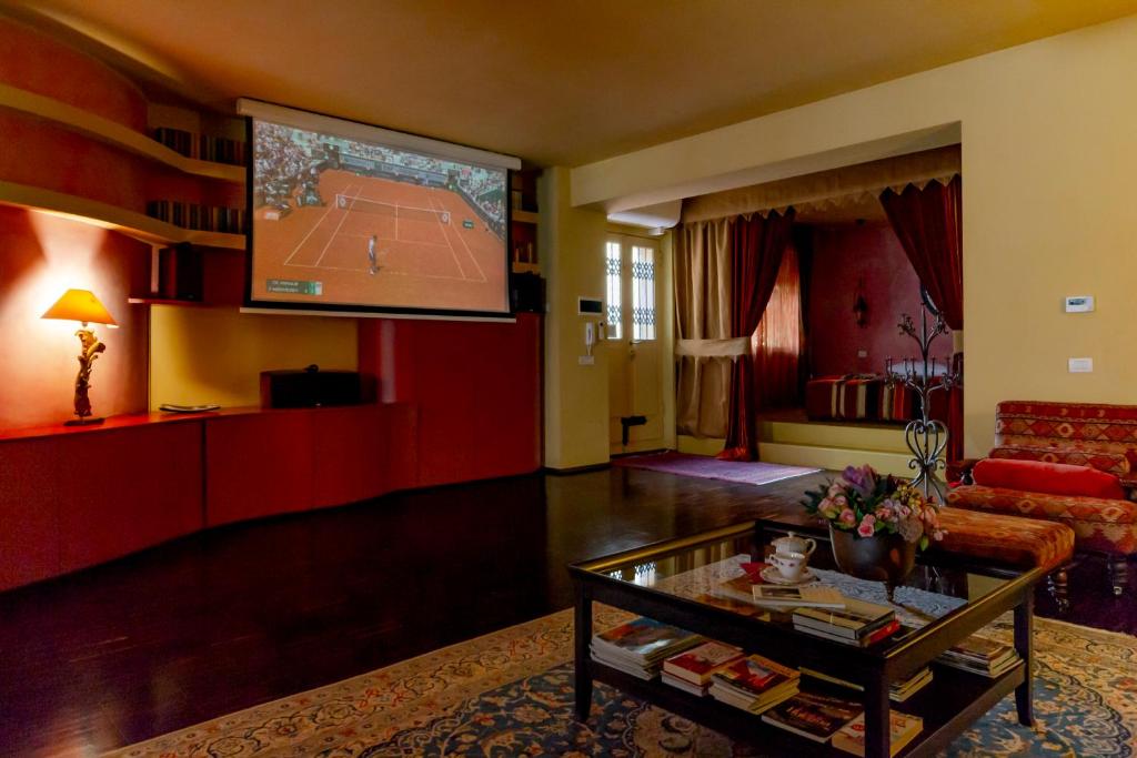 Televiisor ja/või meelelahutuskeskus majutusasutuses Bohemian Suite spacious and central Loft