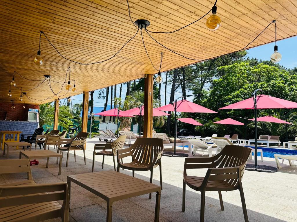 Bazén v ubytování Claude Monet beach hotel nebo v jeho okolí