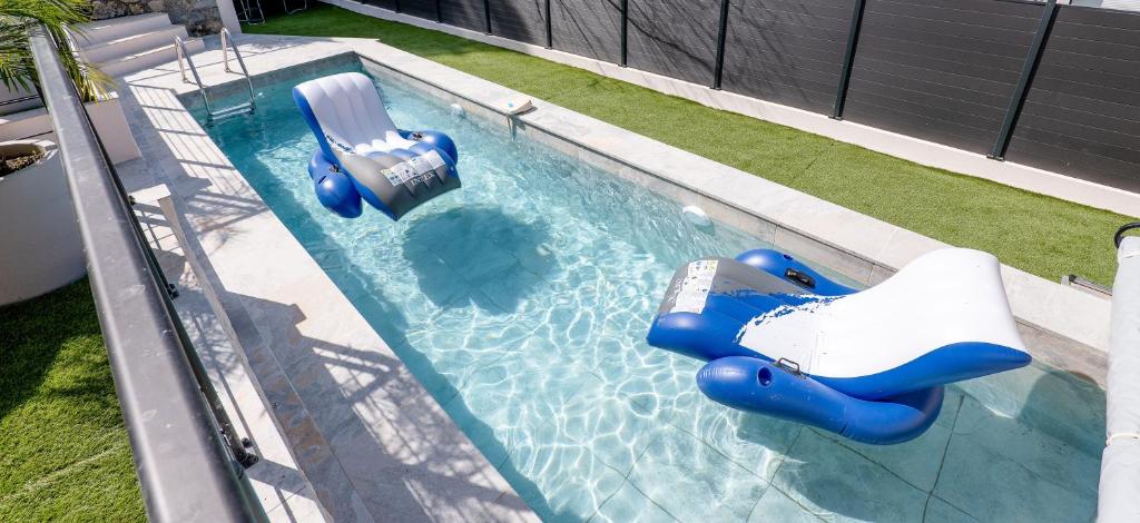 Basen w obiekcie Piscine-Jacuzzi-Vidéoprojecteur-Clim La Perle Rare lub w pobliżu