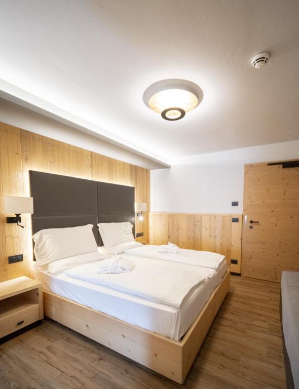 Postel nebo postele na pokoji v ubytování Hotel La Montanara Predazzo