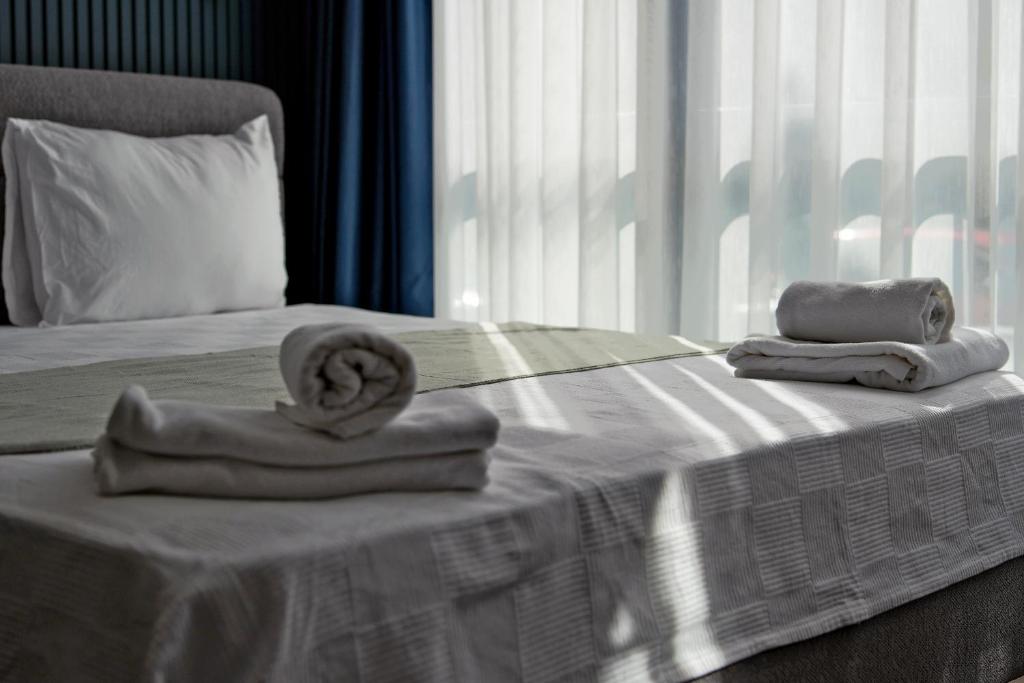 Postel nebo postele na pokoji v ubytování Doqu Suites Hotel