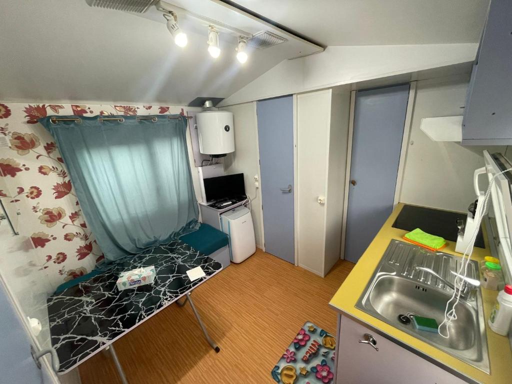 Kuchyň nebo kuchyňský kout v ubytování Casă mobilă 2